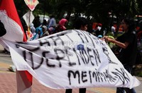 Para pendukung warga Jakarta, turut mengantarkan pasangan Faisal-Biem, menyerahkan syarat dukungan ke KPUD, di Gedung Perpustakaan Nasional.