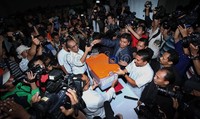 Setelah masuk ke kantor KPUD, Faisal-Biem menyerahkan boks suara secara simbolik ke Ketua KPUD DKI Juri Ardiyanto.