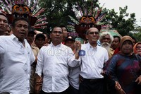 Mereka diarak ondel-ondel menuju kantor KPUD.