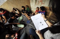 Mahasiswa membacakan modul tentang hukum kepada anak jalanan. Jhoni Hutapea/detikcom.