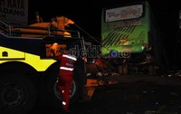 Petugas mengevakuasi bus Karunia Bakti. Fikri Hidayat/detikcom.