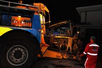 Setelah bus berhasil diangkat, polisi serta petugas evakuasi memeriksa kembali apakah masih terdapat korban yang masih tersangkut, untungnya petugas tidak menemukan korban kembali. Fikri Hidayat/detikcom.