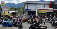 Ratusan warga berkerumun di lokasi kecelakaan maut. Mereka yang terdiri dari warga sekitar ataupun dari pengendara yang lewat, mereka bahkan melambatkan laju kendaraan guna melihat lokasi kejadian. Fikri Hidayat/detikcom.