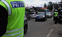 Sekitar 10 polisi mengatur lalu lintas. Hingga pukul 12.00 WIB lalu lintas ke Puncak, diberlakukan satu arah. Fikri Hidayat/detikcom.
