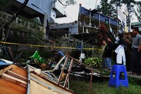 Warga menyaksikan lokasi bus Karunia Bakti yang menabrak 8 kendaraan bermotor, warung bakso dan villa tersebut. Fikri Hidayat/detikcom.