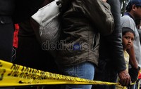 Garis polisi masih dipasang di TKP> Warga pun hanya bisa menonton dari luar garis polisi. Fikri Hidayat/detikcom.