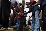 Warga Nonton TKP Kecelakaan Maut Cisarua