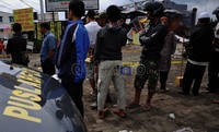 Warga menyaksikan Tim Pusat Laboratorium Forensik (Puslabfor) yang tengah menyelidiki dan mengumpulkan data di lokasi kecelakaan maut. Fikri Hidayat/detikcom.