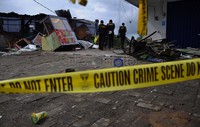 Lokasi kecelakaan kembali dipasang garis polisi selama tim Puslabfor melakukan penyelidikan. Fikri Hidayat/detikcom.