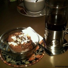 Ups, Es Krim Kebanjur Kopi Panas di Warung Ngebul