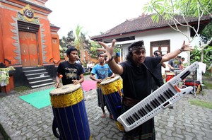 Mengintip Gladi Resik Pesta Adat Bau Nyale