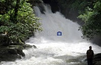Saat musim hujan, volume air Bantimurung sangat besar, sehingga pengunjung dilarang untuk mandi di bawah air terjun.