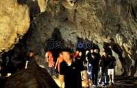 Sekitar 1 kilometer di atas air terjun terdapat goa yang ramai dikunjungi wisatawan.