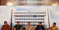 Kita akan memperbaiki sistem pemasyarakatan yang sudah dibangun dan terus melakukan pembenanahan terutama di bidang pengawasan dan mulai dipasang jaringan CCTV yang langsung tersambung ke ruang kerja Menkum HAM dan Wamenkum HAM, kata Menkumham Amir Syamsuddin dalam jumpa pers di kantornya. Fikri Hidayat/detikcom
