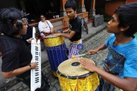 Sehari sebelum pelaksanaan pagelaran budaya tersebut beberapa pengisi acara seperti musisi Dwiki Dharmawan tampak hadir menggelar acara gladi resik.