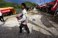 Event ini dimanfaatkan oleh para pedagang untuk menggelar dagangannya. Mereka mendirikan lapak di sekitar Pantai Seger, Lombok.