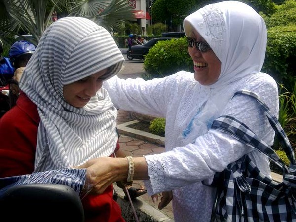 Relawan YDSF Bagi-bagi Jilbab