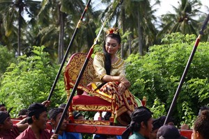 Mengarak Putri Cantik Mandalika di Festival Bau Nyale