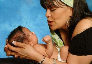 Bayi Lahir Selamat Meski si Ibu Lakukan Kemoterapi Saat Hamil