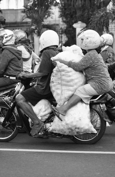 Susah Payah Bawa Barang