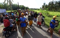 Rombongan karnaval itu terbilang sangat banyak sehingga menghabiskan seluruh badan jalan sepanjang 2 kilometer.