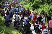 Warga memadati jalan yang dilintasi arak-arakan Putri Mandalika.