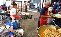 Dapur umum yang didirikan oleh Palang Merah Indonesia (PMI) ini untuk memenuhi kebutuhan, kurang lebih 1.271 jiwa yang mengungsi akibat kebakaran, Senin (13/2/2012). Fikri Hidayat/detikcom.