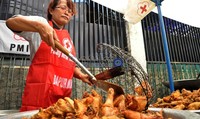 Dapur umum tersebut menyiapkan makanan siap saji berupa nasi, mi goreng, tahu, tempe dan sayur. Fikri Hidayat/detikcom.