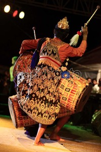 Selain menabung gendang beleq tersebut, ia pun beratraksi naik turun ke atas panggung dengan mengikuti arahan dari sang komposer Dwiki Darmawan.