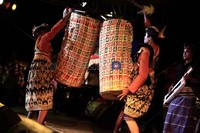 Para penabuh tersebut berdandan rapi lengkap dengan make up dan mengenakan pakaian khas Lombok, yakni songket Lombok.