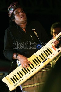 Musisi Dwiki Darmawan mencoba mengkolaborasikan Gendang Beleq dengan alat musik modern.