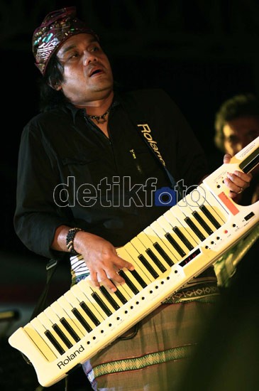 Kolaborasi Dwiki Dharmawan dan Gendang Beleq