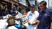 Jusuf Kalla yang mengenakan seragam PMI langsung melihat-lihat lokasi kebakaran. Fikri Hidayat/detikcom.