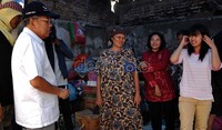 Dalam kunjungan singkat tersebut, JK melakukan dialog dengan beberapa warga korban kebakaran. Fikri Hidayat/detikcom.