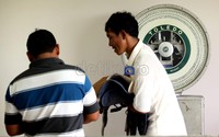 Seorang joki melakukan proses timbang badan sebelum lomba. Maksimal berat badan joki kuda harus 49-50 Kg.