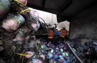 Meski api sudah padam, petugas pemadam kebakaran masih melakukan pendinginan. Jhoni Hutapea/detikcom