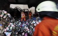 Petugas pemadam kebakaran melakukan pendinginan. Beruntung tidak ada korban jiwa ataupun luka dalam peristiwa ini. Jhoni Hutapea/detikcom
