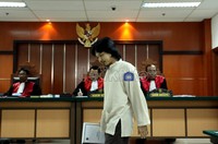 Pepi Fernando mengikuti sidang tuntuan di Pengadilan Negeri Jakarta Barat, Senin (13/2/2012).