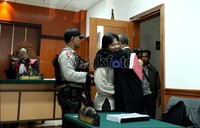Hakim anggota mengabadikan dengan kameranya disaat Pepi Fernado berpelukan dengan penasehat hukumnya usai persidangan.