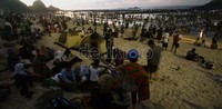 Sejumlah pengunjung bahkan menggelar tenda di pesisir pantai agar lebih dekat dan mudah menuju pantai untuk mencari Nyale.