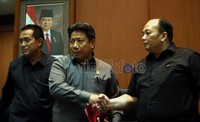 Hakim Agung MA Suhadi (tengah) bersalaman, usai memberikan keterangan terkait PK Antasari, di Gedung Mahkamah Agung.