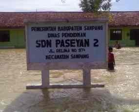 Tiga Sekolah Direndam Banjir, Ratusan Siswa di Sampang Diliburkan