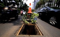 Kendaraan melintas di antara lubang gorong-gorong di Jalan Sudirman, Jakarta. Jhoni Hutapea/detikcom