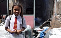 Meski rumahnya terbakar, anak-anak korban kebakaran tetap bersemangat untuk menimba ilmu di sekolah. Fikri Hidayat/detikcom.