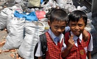 Anak-anak korban kebakaran tetap bersekolah meski rumahnya hangus terbakar. Fikri Hidayat/detikcom.