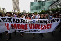 Dalam aksinya mereka membawa berbagai spanduk dan poster. Jhoni Hutapea/detikcom.