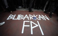 Mereka juga membuat tulisan Bubarkan FPI di jalan. Jhoni Hutapea/detikcom.
