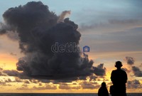 Seorang pengunjung menikmari sunset dengan menggunakan earphone. Desa Sawarna merupakan kawasan sederhana, tidak ada hotel melainkan penginapan biasa. Tidak ada kafe atau deretan etalase ternama. Pun demikian, kesederhanaan itu yang membuat Sawarna semakin populer.