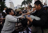 Kericuhan dimulai ketika seseorang berambut gimbal merangsek di tengah kerumuman dan memukuli orator. Pria tersebut pun akhirnya dipukuli massa. Jhoni Hutapea/detikcom
