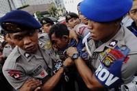 Beberapa menit kemudian 3 orang lainnya terlihat digiring polisi pula ke Pos Polisi Bundaran HI. Jhoni Hutapea/detikcom